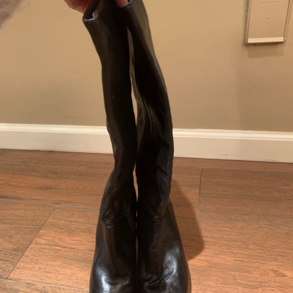 Heeled tall boot